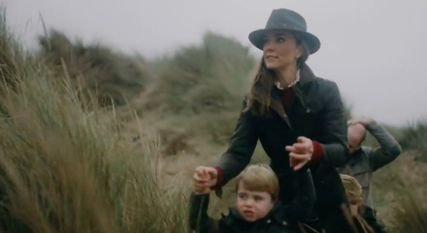 Kate Middleton, il video inedito di famiglia con William, George, Charlotte e Louis. I fan notano un dettaglio: «Com'è possibile?»