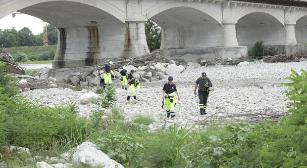 I volontari della protezione civile rientrano dopo aver trovato il corpo del ragazzo