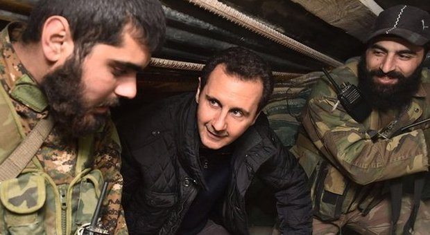 Siria, Assad riappare in pubblico: Capodanno con le truppe di Damasco