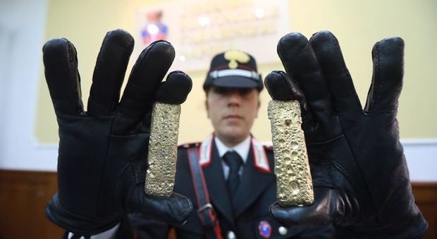 Napoli, il tesoro dei narcos in una valigetta: diamanti, Rolex e lingotti per 2 milioni