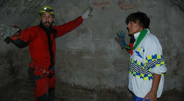 Uno speleologo e Antonella Terenzi, presidente Anrc, dentro il bunker ritrovato