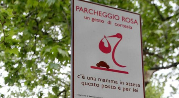 Roma, parcheggi rosa per le mamme: 600 nuovi posti in città