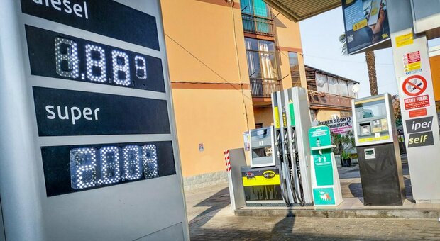 Benzina, sconto da oggi e la Confcommercio Campania rilancia: «Abbassare subito il prezzo di 30 centesimi»