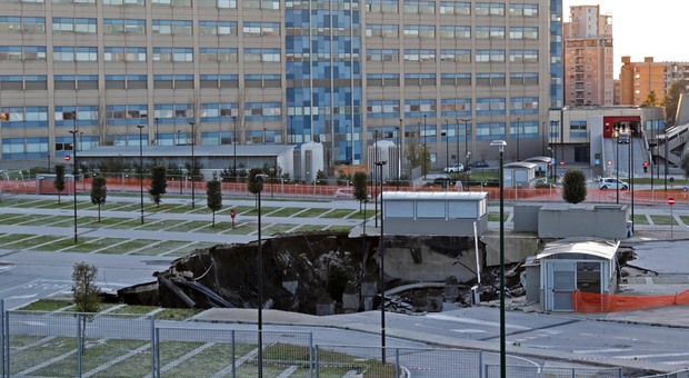 Ospedale del Mare di Napoli, ancora caos voragine: fuori uso l'aria condizionata dei reparti