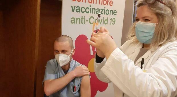 Covid, effetto pranzo di Natale: in 400 per vaccinarsi al primo open day Ast (in via Nitti). Foto generica