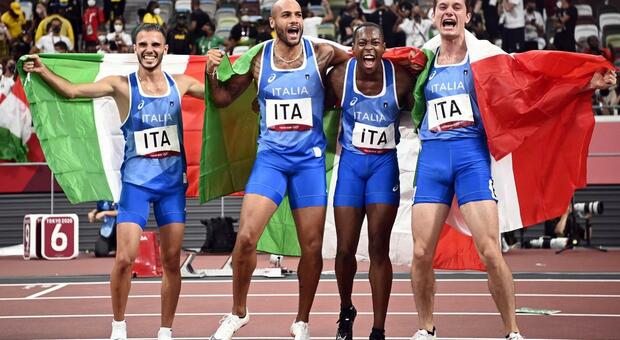 epa09401548 (L-R) Lorenzo Patta, Lamont Marcell Jacobs, Eseosa Fostine Desalu and Filippo Tortu of Italy celebrate after winning the Men's 4x100m Relay final of the Athletics events of the Tokyo 2020 Olympic Games at the Olympic Stadium in Tokyo,...