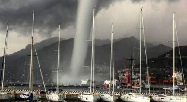 Choc sul lungomare di Salerno: arriva una spaventosa tromba marina