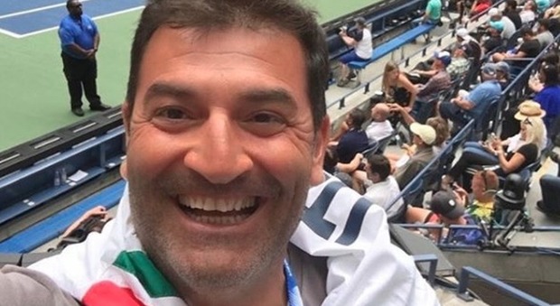 Max Giusti, vacanze negli Usa: al torneo di tennis con il tricolore italiano al collo