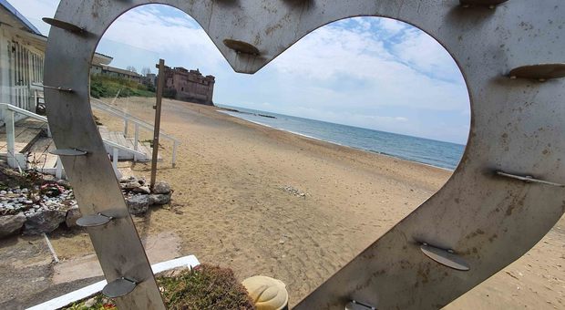 Coronavirus, i bagnini di Rimini: «Box di plexiglass in spiaggia? A 40 gradi è una follia»