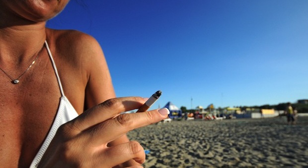 "Stop a sigarette in spiaggia in tutta Italia, inquinano più delle auto"