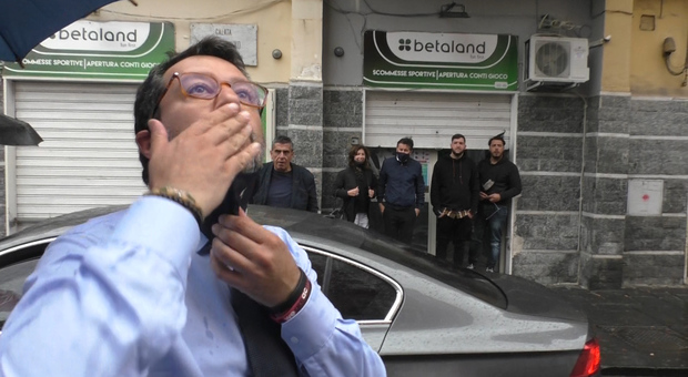 Napoli: Salvini omaggia il poliziotto ucciso tra fischi, insulti e baci