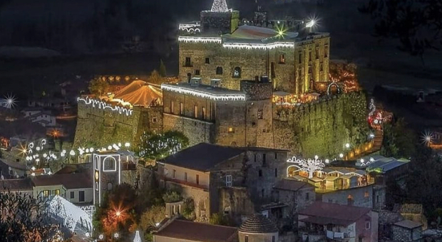 Castello di Limatola, ritorna la fiaba dei Cadeaux al Castello: si accendono le luci per i mercatini di Natale