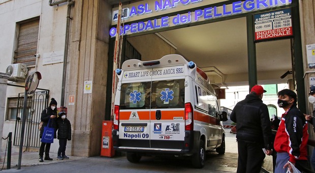 Napoli, sfida a colpi di coltello per un fidanzato conteso: due ragazze in ospedale