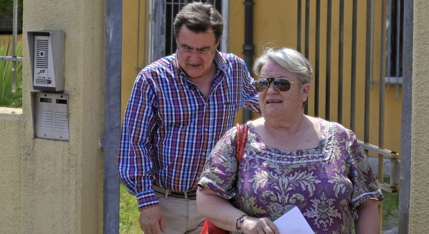 Renato Chisso esce dalla caserma dei carabinieri con la moglie