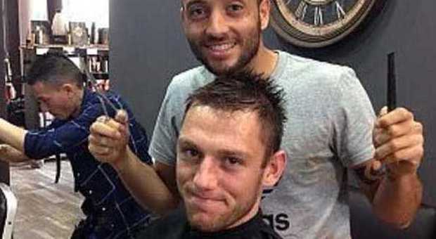 Il parrucchiere Felipe Anderson che taglia i capelli all'amico de Vrij