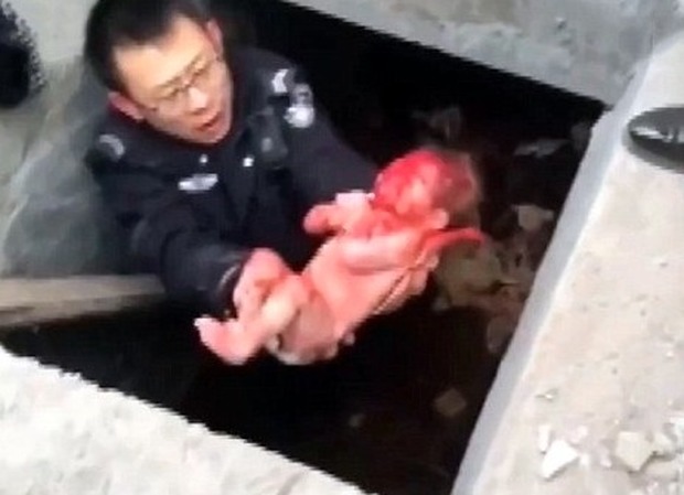 Cina, neonato abbandonato in una fogna a 16 gradi sotto zero: il pianto attira un passante