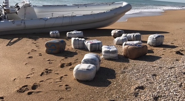 Macerata, una tonnellata di droga in spiaggia: retata di trafficanti