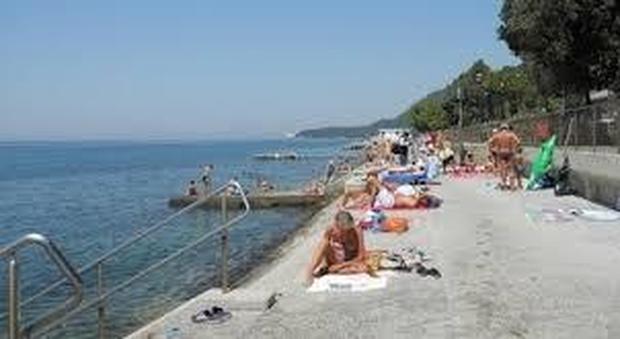 Trieste, straniero ubriaco fa il bagno nudo davanti alle famiglie e aggredisce la polizia