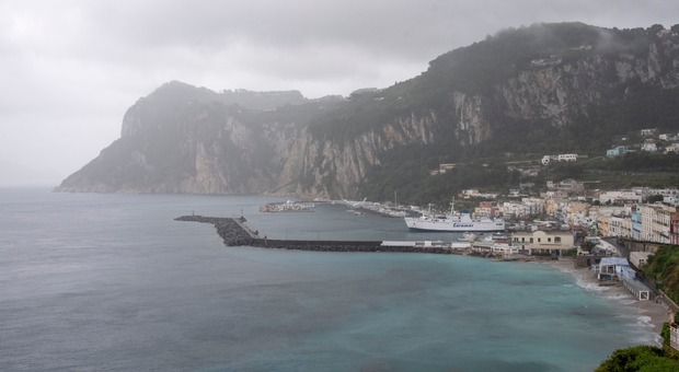 Tempesta di mare e vento si abbatte su Capri: fermi i trasporti veloci