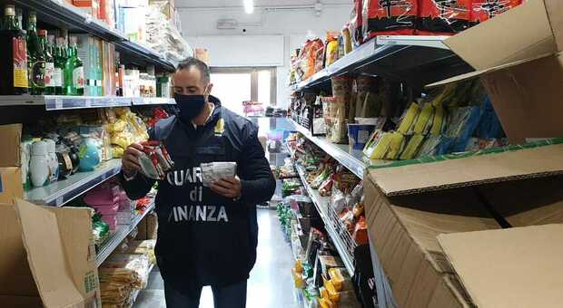 Un quintale di carne e 3.000 prodotti senza etichetta e prezzi: maxi sequestro nel negozio cinese e multa di cinquemila euro