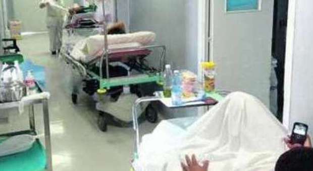 In attesa di partorire, donna beccata a fare sesso con il partner in un letto d'ospedale