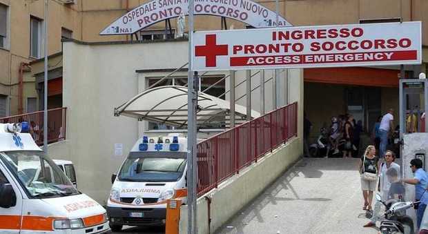Napoli, finisce a terra per difendersi dagli aggressori: turista in ospedale