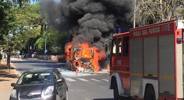 Roma, bus in fiamme sulla Cassia con 15 persone a bordo