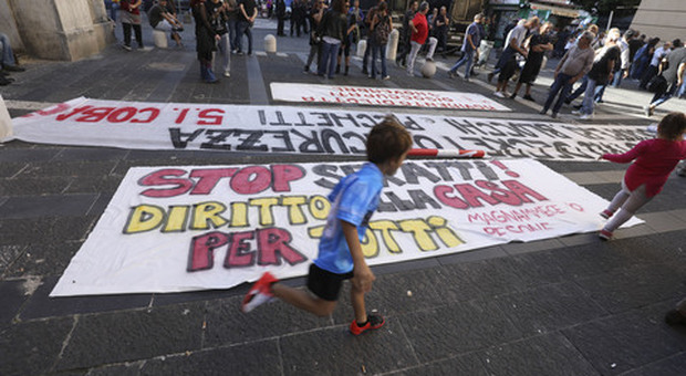 Sgombero delle case occupate, a Napoli protesta anti-Salvini