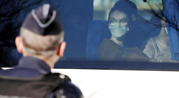 Coronavirus, a Roma ormai è psicosi: malore per una donna alla Rinascente e panico su un autobus