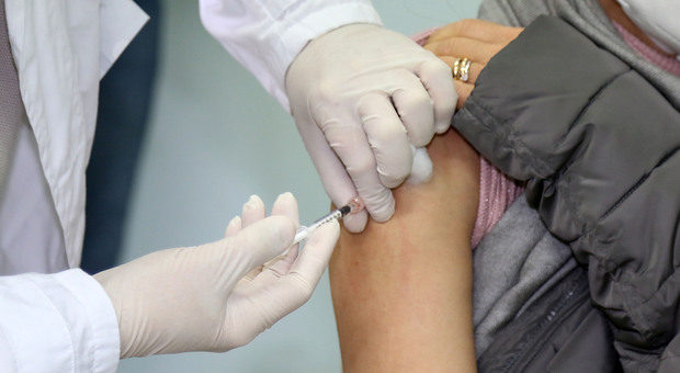 Covid in Campania, un medico di base su quattro si rifiuta di vaccinare i pazienti fragili