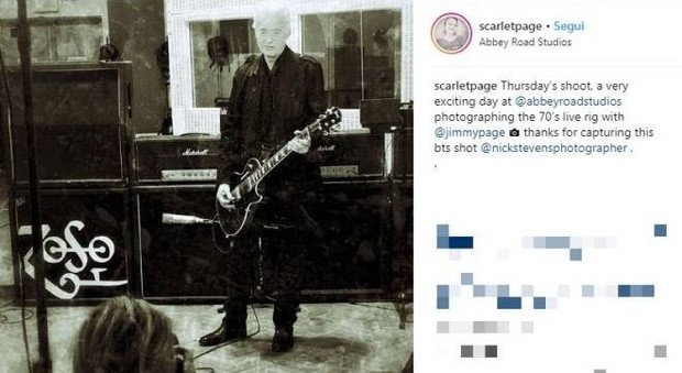 Jimmy Page, chitarra dei Led Zeppelin, fotografato negli studi di Abbey Road a Londra: fan scatenati sui social