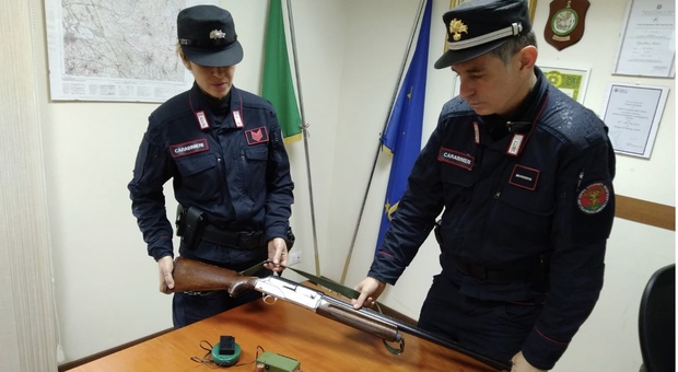 Uno dei fucili sequestrati dai carabinieri forestale del gruppo di Roma