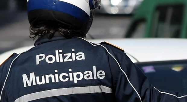 Napoli, Rione Lotto Zero: sequestrati 33 veicoli privi di RCA