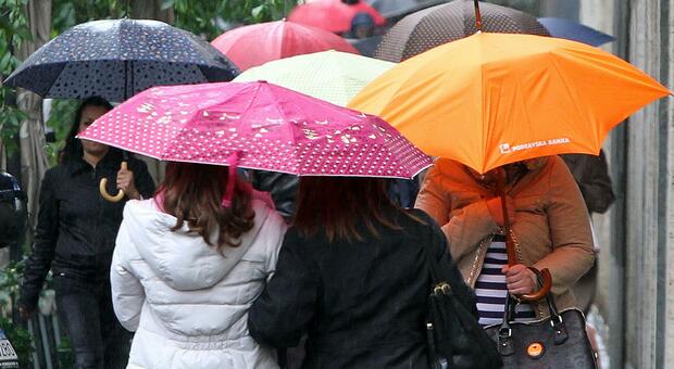 Troppo presto per l'ombrellone, serve ancora l'ombrello. Tornano pioggia e freddo nelle Marche. Le previsioni