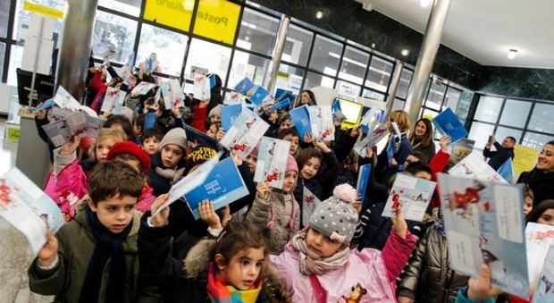 Bambini consegnano le letterine a Babbo Natale negli uffici di Poste Italiane