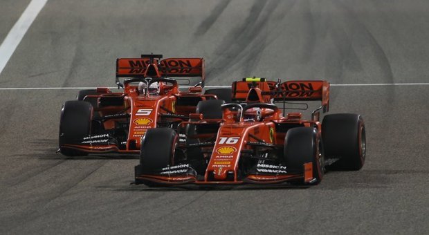 La Ferrari di Leclerc mentre supera quella di Vettel