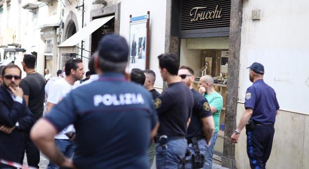 Napoli, la banda del buco colpisce ancora: razzia di preziosi nella gioielleria di via Filangieri