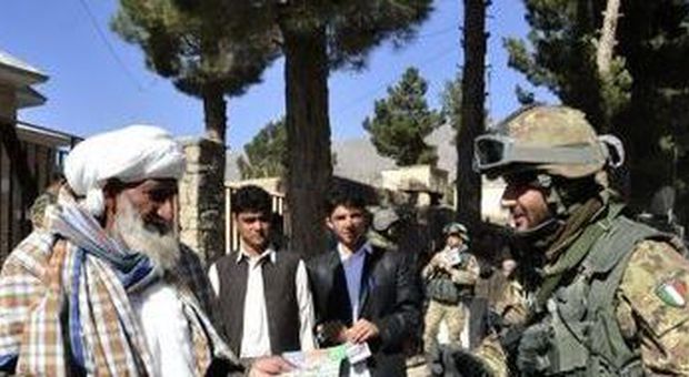 Militari della Julia fra la popolazione afghana
