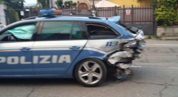 Roma, paura in strada a San Basilio: scappa con l'auto e sperona la volante. Arrestato 43enne