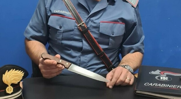 Trovato in un bar con un coltello: denunciato dai carabinieri