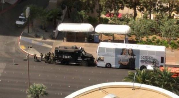 Sparatoria a Las Vegas, uomo si barrica sul bus e uccide un passante