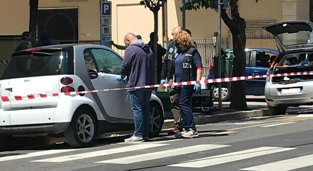 Cassino, spari contro un'auto in pieno centro per un debito di droga: fermato l'autore del raid