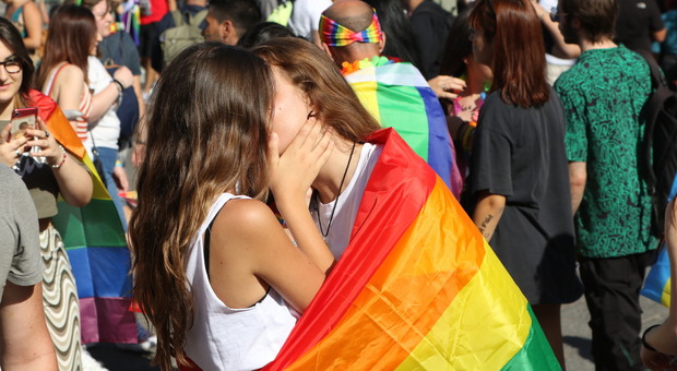 Pride Napoli 2022, centomila in strada: «Siamo la capitale dell'accoglienza»