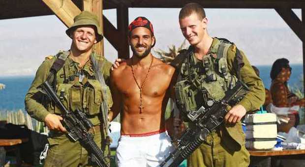 Ragazzo gay libanese pubblica foto con soldati israeliani: «Ecco come mi hanno accolto»