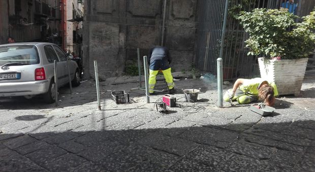Paletti abusivi ai Quartieri Spagnoli: controlli dei vigili e maxi rimozione