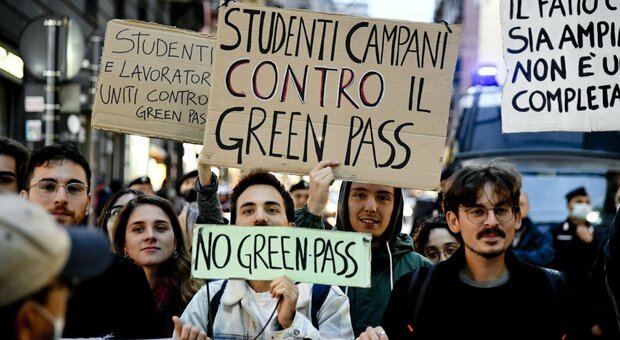 Green pass, corteo di 300 Cobas e studenti contro il Governo Draghi