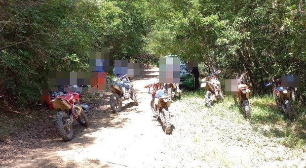 In sella a motocross e enduro su sentieri vietati: i Carabinieri Forestale multano 11 centauri