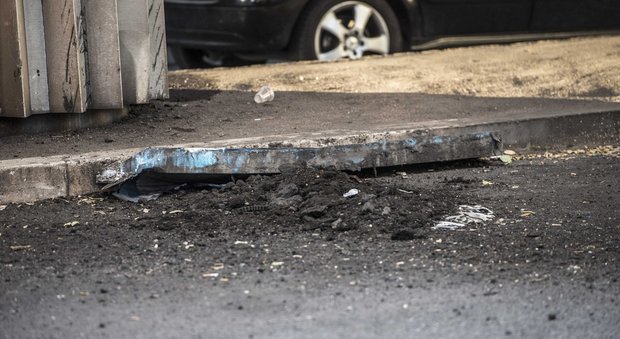 Roma, crolla l'intonaco della tangenziale: danneggiate alcune auto in sosta