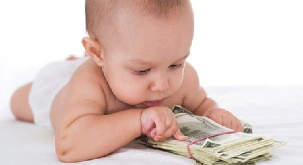 Web tax solo dal 2019, via libera al bonus bebè: 80 euro al mese per i nuovi nati
