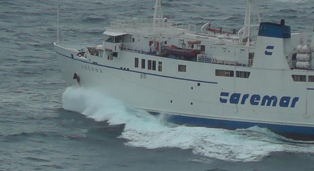 Fiamme su traghetto tra Ischia e Procida: passeggeri evacuati